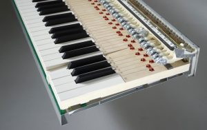 Key action pada kawai MP11 dengan menggunakan tuts key dengan pivot point sama panjang dengan grand piano